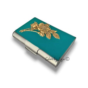 Estuche grande para tarjetas de presentación con flores Art Nouveau incrustadas en una billetera de metal esmaltada en verde azulado pintada a mano con motivos botánicos victorianos y opciones personalizadas