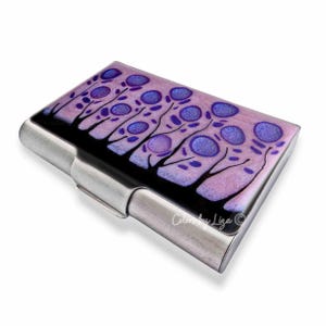 Estuche grande para tarjetas de crédito con flores, de metal esmaltado en morado y lavanda, pintado a mano, con opciones de color y personalizado