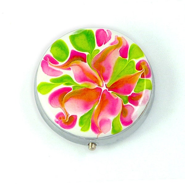 Blossom Round Metal Pill Box Pintado a Mano Esmalte Fuchsia Verde Lima Inspirado Acabado Brillante Colores Personalizados y Opción Personalizada