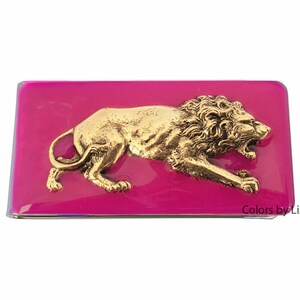 Prowling Löwe Geld Clip eingelegt in Hand bemalt Fuchsia rosa Emaille Leo inspiriert mit personalisierten und Farboptionen