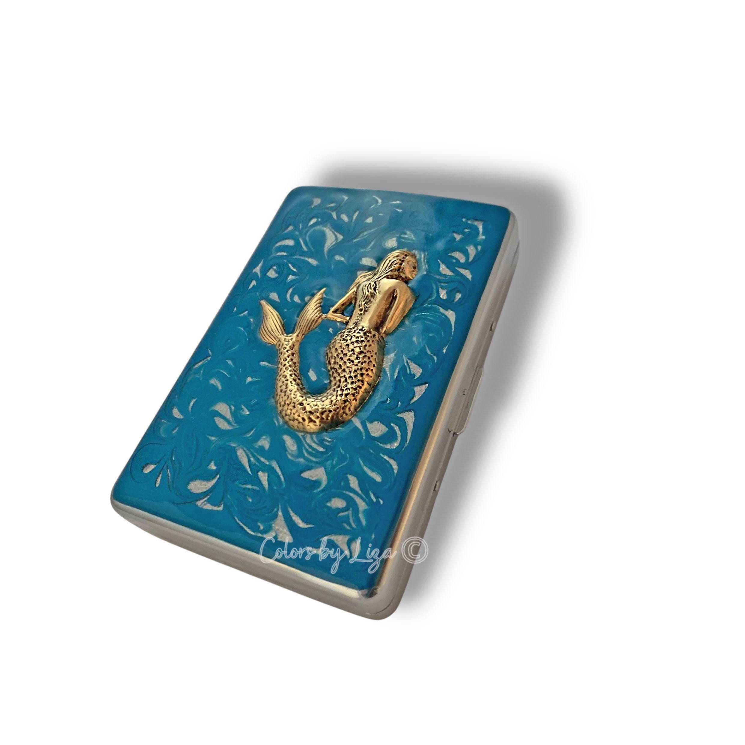 マーメイド シガレット ケース。手描きのターコイズ渦巻きエナメルで