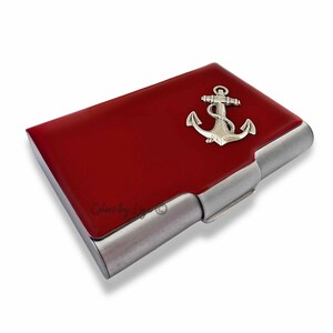Estuche grande para tarjetas de visita con ancla incrustada en esmalte pintado a mano, color rojo opaco, de inspiración náutica, con opciones de color y personalización