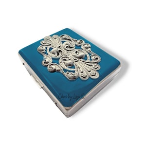 Boîte à pilules hebdomadaire Art nouveau avec 8 compartiments incrustés d'émail opaque turquoise peint à la main de style baroque Personnalisation et options de couleur
