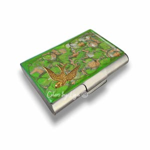 Porta-cartões grande Swallow em metal esmaltado inspirado em quartzo verde chartreuse pintado à mão com opções personalizadas e de cores