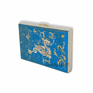 Dragon Kreditkartenetui mit eingelegtem türkisblauem und handbemaltem mittelalterlichem Design aus Gold Swirl Emaille mit personalisierten und Farboptionen