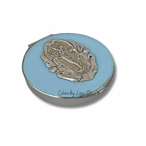 Art nouveau pillendoos Lady Lilies met 7 vakken in handgeschilderd stoffig blauw emaille vintage stijl met gepersonaliseerde en kleuropties