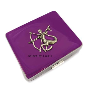 Porte-pilules hebdomadaire Sagittaire avec 8 compartiments Archer centaure de mer, peint à la main, émail magenta, couleurs et options personnalisées