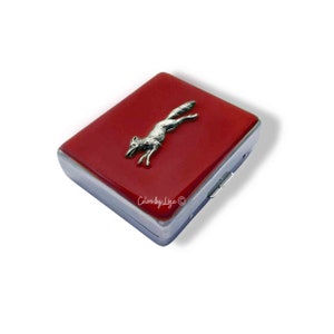 Fox Run Wekelijkse Pillenhoes met Compartimenten Ingelegd in Handgeschilderd Glanzend Rood Emaille Woodland Geïnspireerd met Personaliseer en Kleur opties