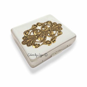 Wekelijkse barokke pillendoos, 8 vakken met deksel, sierlijke vintage stijl, gepersonaliseerd cadeau met kleuropties, handgeschilderd wit email