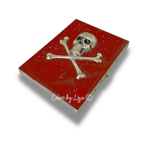 Estuche para cigarrillos con calavera y huesos cruzados pintado a mano en rojo brillante con esmalte plateado, diseño gótico con opciones personalizadas y de colores