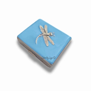 Dragonfly Pill Box met 8 overdekte compartimenten ingelegd in handgeschilderd hemelsblauw emaille art nouveau-ontwerp met gepersonaliseerde en kleuropties