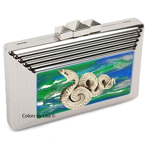 Cartera de mano de metal con forma de serpiente con incrustaciones de esmalte brillante verde y azul pintado a mano, cartera de noche adornada con serpiente