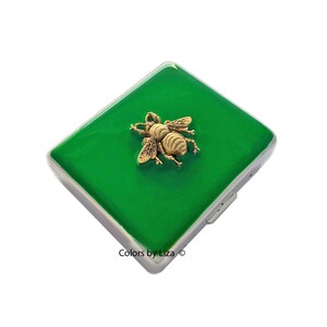 Queen Bee Pillendose: Handbemalte Grüne Emaille, Jugendstil Inspiriert