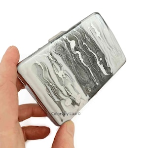 Estojo de cigarro com design abstrato pintado à mão, carteira de metal esmaltado branco e prateado gravado e opções de cores disponíveis