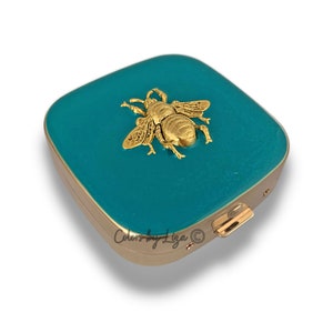 Antike goldene Bienen-Pillendose: Handbemalte blaugrüne Emaille, personalisierte Option