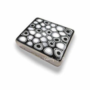 Portapillole settimanale MOD Design con 8 scomparti giornalieri e coperchi in smalto bianco e nero dipinto a mano. Opzione di personalizzazione e colore.