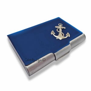 Estuche grande para tarjetas de visita con ancla incrustada en esmalte pintado a mano de inspiración náutica en azul cobalto con opciones de color y personalización