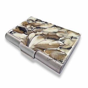Cartera de metal esmaltado pintada a mano con tarjetero grande inspirado en cuarzo blanco y negro en color topo y opciones de color personalizadas