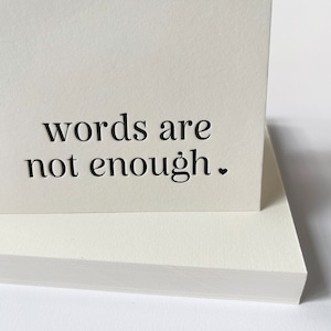 Carte de sympathie en typographie Thinking of You - Les mots ne suffisent pas - Carte de remerciement - Rose, bleue ou noire - Coffret - Typographie faite main