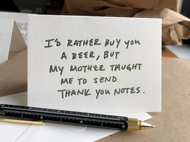 K&ouml;nnte beinhalten: Eine wei&szlig;e Karte mit gr&uuml;nem handschriftlichem Text, der lautet: "Ich w&uuml;rde dir lieber ein Bier kaufen, aber meine Mutter hat mich gelehrt, Dankeskarten zu schreiben."