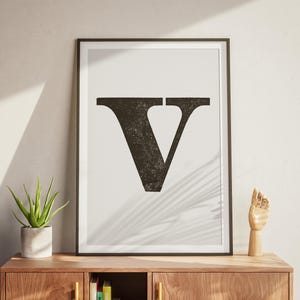 Impressão de arte de pôster, letra V - decoração de sala estética minimalista - letras gigantes para impressão - arte de parede - tipo de madeira vintage - download instantâneo de arte