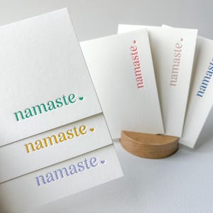 Carte Namaste moderne - Envoyer la paix - Merci de studio de yoga - Gratitude - Guérison - Note d'amitié - Arc-en-ciel - Lot de six couleurs assorties