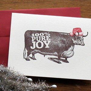 Carte de Noël amusante, vache avec bonnet de Noel, joie pure, gravure de style vintage, vacances pleines d'esprit et d'humour - impression typographique
