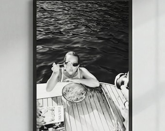 Femme mangeant des pâtes sur un bateau, impression vacances d'été, art mural cuisine italienne, esthétique fille cool, photographie noir et blanc, art numérique