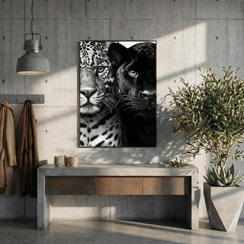 Peut inclure: Impression artistique encadr&eacute;e en noir et blanc repr&eacute;sentant un jaguar et une panth&egrave;re. Le jaguar est &agrave; gauche, avec un pelage tachet&eacute;, et la panth&egrave;re est &agrave; droite. L'&oelig;uvre est expos&eacute;e sur un mur en b&eacute;ton.