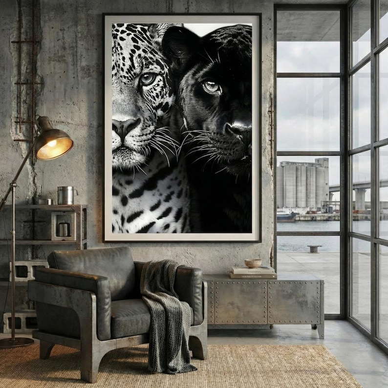 Peut inclure: Impression artistique encadr&eacute;e en noir et blanc repr&eacute;sentant un l&eacute;opard et une panth&egrave;re. Le l&eacute;opard est &agrave; gauche, avec un pelage tachet&eacute;, et la panth&egrave;re est &agrave; droite. L'&oelig;uvre est expos&eacute;e dans un salon moderne.