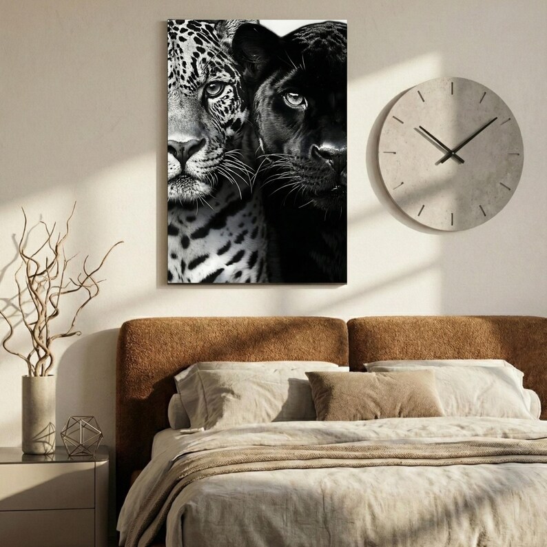 Peut inclure: Une impression sur toile en noir et blanc repr&eacute;sentant les visages d'un jaguar et d'une panth&egrave;re. Le jaguar, avec un pelage tachet&eacute;, est &agrave; gauche, et la panth&egrave;re &agrave; droite. Une horloge ronde grise est accroch&eacute;e au mur.