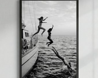 Impression d'été vintage, impression esthétique vieil argent, femmes sautant d'un bateau, photographie de l'océan en noir et blanc, affiche d'art nautique