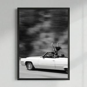 Impression road trip, art mural voiture vintage, impression noir et blanc, liberté esthétique, cabriolet classique, grand art cinématographique, déco nostalgie
