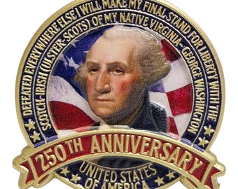 Puede incluir: Pin conmemorativo dorado con un retrato de George Washington frente a la bandera estadounidense. El pin tiene detalles en rojo, blanco y azul. El texto incluye "250th Anniversary" y "United States of America".