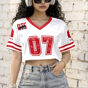 K-POP BT-S風クロップトップフットボールジャージ、BT-Sファンスタイルクロップドスポーツシャツ、バンタンアスレチッククロップTシャツコンサート衣装、音楽好きへのギフト
