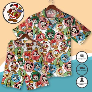 Puede incluir: Un conjunto de camisa y pantalón corto a juego con temática navideña. La tela blanca está cubierta de coloridos adornos con Mickey Mouse, Minnie Mouse, Donald Duck y Goofy. La camisa es de manga corta y con botones. Los pantalones cortos tienen cintura elástica.