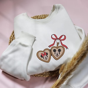 Maglietta con coppia di medaglioni ricamati di Topolino, maglietta con coppia di medaglioni, maglietta con Minnie e Topolino, maglietta carina e carina per ragazze.