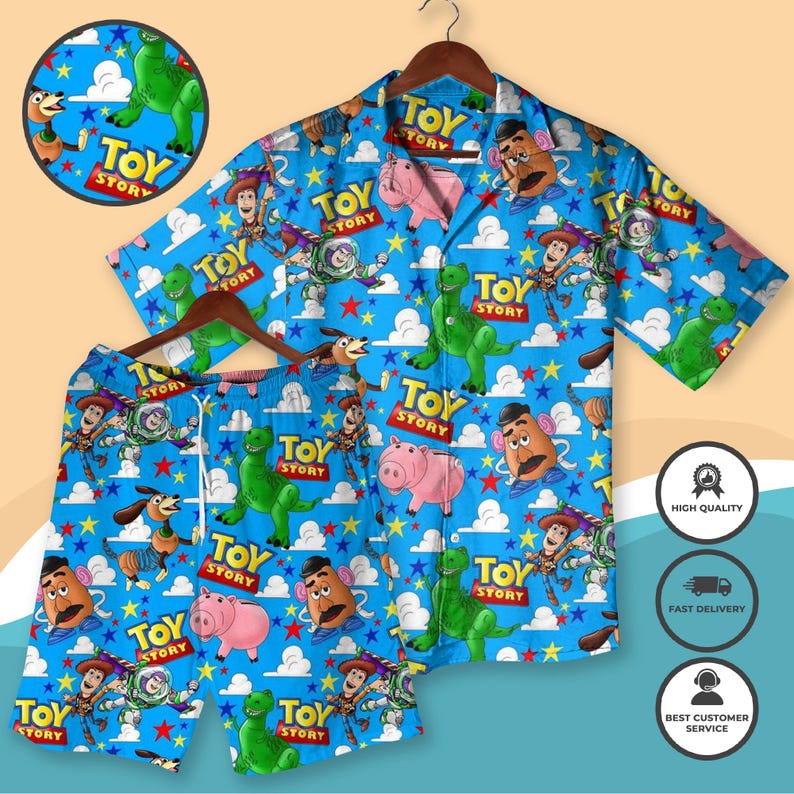 K&ouml;nnte beinhalten: Blaues Hemd und Shorts-Set mit Toy Story-Motiven. Das Set zeigt Charaktere wie Woody, Buzz Lightyear, Rex, Hamm und Mr. Potato Head, zusammen mit den Worten "Toy Story" und Sternmustern. Ein bequemes Outfit.