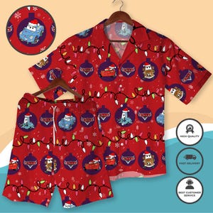 Camicia hawaiana natalizia con divertenti auto, pantaloncini, maglietta Saetta McQueen, stampa natalizia Red Mater, outfit da spiaggia per le vacanze di Natale per uomo e donna