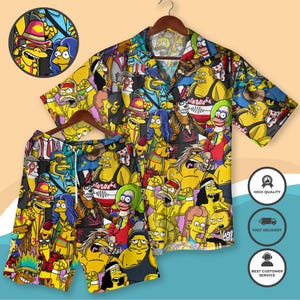 Peut inclure: Un ensemble chemise à manches courtes et short assorti, avec un imprimé intégral de personnages de dessins animés jaunes, bleus et multicolores. L'ensemble est présenté sur un cintre en bois.