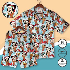 Puede incluir: Conjunto de camisa y pantalón corto azul claro con un estampado repetido de Mickey Mouse, Donald Duck y Minnie Mouse con atuendos navideños. Los personajes llevan gorros de Papá Noel y trajes a rayas rojas y verdes, con copos de nieve.