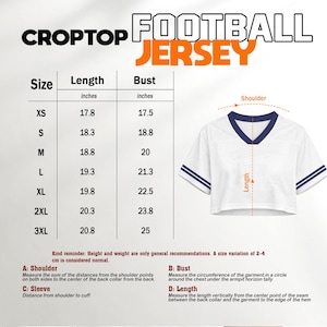 K&ouml;nnte beinhalten: Wei&szlig;es Crop-Top-Football-Trikot mit marineblauen Akzenten. Das Trikot hat einen V-Ausschnitt und blaue Streifen an den &Auml;rmeln. Gr&ouml;&szlig;entabelle mit Ma&szlig;en in Zoll, von XS bis 3XL.