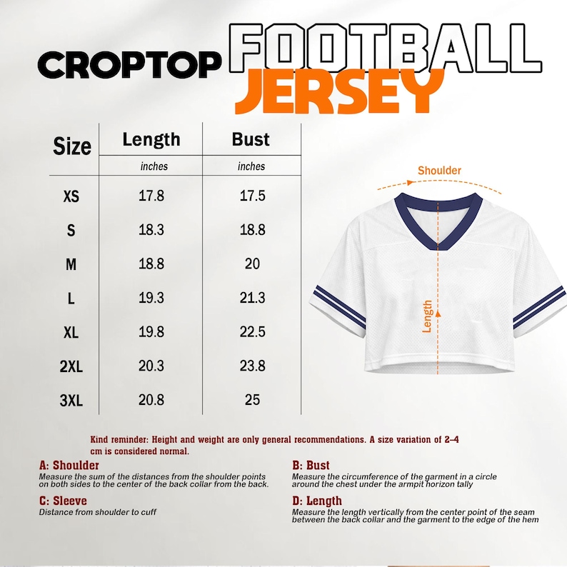 K&ouml;nnte beinhalten: Wei&szlig;es Crop-Top-Football-Trikot mit marineblauen Akzenten. Das Trikot hat einen V-Ausschnitt und blaue Streifen an den &Auml;rmeln. Gr&ouml;&szlig;entabelle mit Ma&szlig;en in Zoll, von XS bis 3XL.