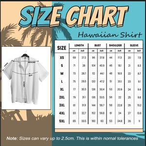 K&ouml;nnte beinhalten: Gr&ouml;&szlig;entabelle f&uuml;r ein Hawaiihemd, mit Ma&szlig;en in cm und Zoll. Die Tabelle umfasst die Gr&ouml;&szlig;en XS bis 5XL und gibt die Ma&szlig;e f&uuml;r L&auml;nge, Brust, Schulter und &Auml;rmel an. Ein wei&szlig;es Hemd wird zur Veranschaulichung gezeigt.