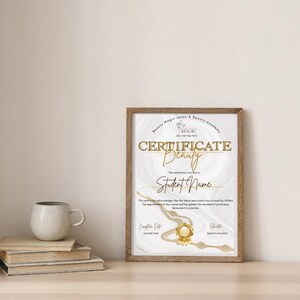 Könnte beinhalten: Ein weißes Zertifikat mit goldener Umrandung und einem goldenen Siegel. Das Zertifikat ist für einen Schönheitskurs und wird an "Student Name" verliehen. Das Zertifikat stammt von "Beauty Magic Salon & Beauty Academy".