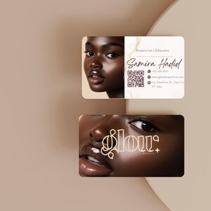 Peut inclure: Deux cartes de visite avec une photo en noir et blanc d'une femme à la peau foncée. La carte du haut porte le texte "Beautician | Educator Samira Hadid" et un code QR. La carte du bas affiche le texte "glow: BEAUTY".