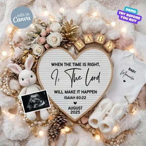 Könnte beinhalten: Eine herzförmige Ankündigungstafel mit dem Text "When the time is right, I, The Lord will make it happen, Isaiah 60:22, August 2025." Ein weißer Body mit "Baby Manuela" und ein Ultraschallbild sind enthalten. Dekorative Elemente: Plüschhase, Babyschuhe und Holzblöcke mit "BABY."