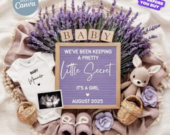 Könnte beinhalten: Baby-Ankündigung mit einem weißen Body, Ultraschallbild und einer Buchstaben-Tafel mit der Aufschrift "We've been keeping a pretty little secret, it's a girl, August 2025." Die Ankündigung enthält Lavendel, ein gehäkeltes Häschen und Babyschuhe.