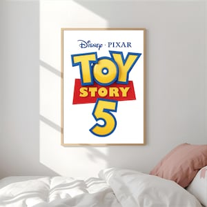 Pu&ograve; includere: Un poster verticale incorniciato che presenta il logo Disney Pixar Toy Story 5. Il design mostra le parole Toy Story in grassetto giallo con contorni blu, posizionate sopra un grande numero 5 giallo, il tutto su uno sfondo bianco.