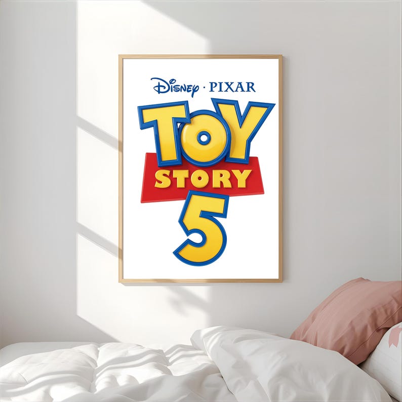 Pu&ograve; includere: Un poster verticale incorniciato che presenta il logo Disney Pixar Toy Story 5. Il design mostra le parole Toy Story in grassetto giallo con contorni blu, posizionate sopra un grande numero 5 giallo, il tutto su uno sfondo bianco.